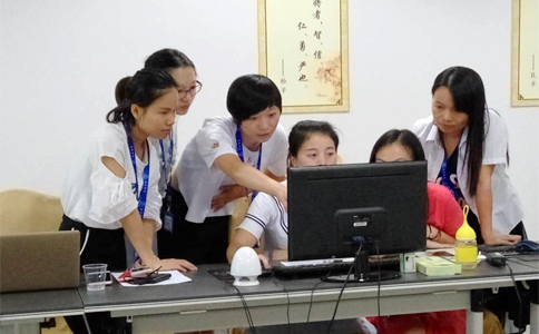  美女們互相交流學(xué)習(xí)，氣氛有點(diǎn)嚴(yán)肅啊