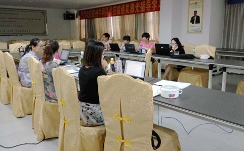  各家的客服美女真是巾幗不讓須眉啊，學(xué)習(xí)工作兩不誤